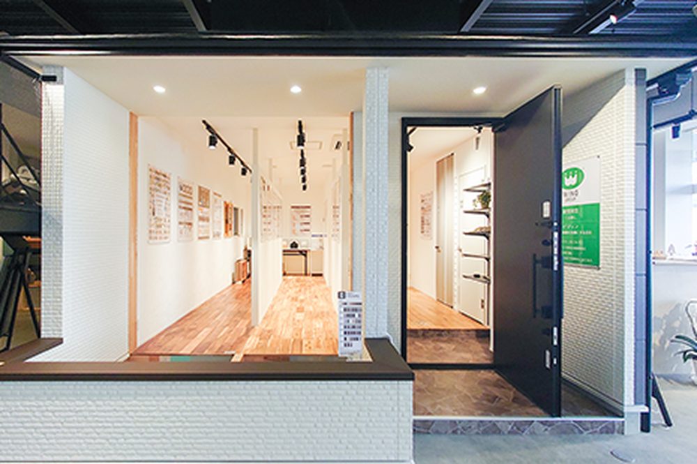 リフォームウイング半田店の体感型ショールーム内観。実物大モデルハウスの展示